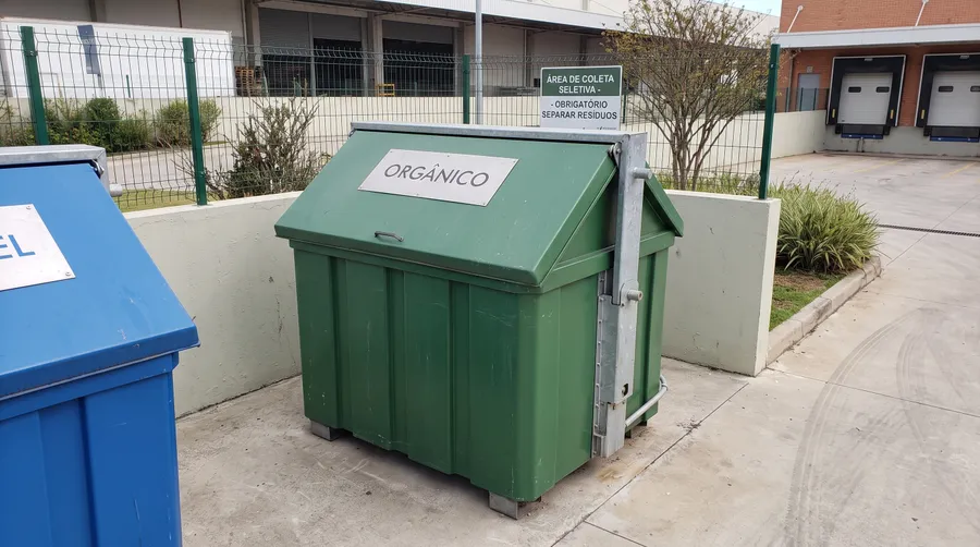 Lixeira Orgânica Trivector em ambiente industrial